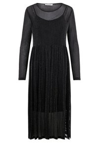 Vestido negro de manga larga con un cuerpo ajustado, falda fluida y sobrecapa transparente, que presenta una sutil textura brillante y un escote redondeado.
