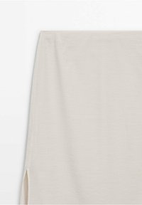 Jupe en tissu beige à coupe droite avec une petite fente latérale au niveau de l'ourlet, présentée sur fond blanc.