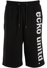 Svarte shorts laget av mykt materiale, med elastisk liv med snøring og fet hvit tekst som leser "eckō untd." på siden.