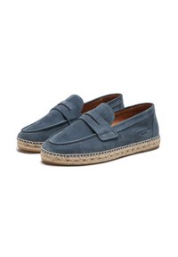 Mocasines de ante azul con una tira decorativa, suela de yute estilo espadrille y forro de cuero marrón para mayor comodidad.