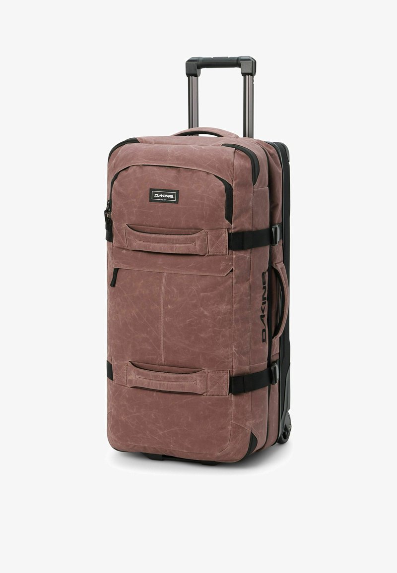 Grand sac de voyage mauve à roulettes avec poignée télescopique, plusieurs compartiments zippés, poignées latérales et sangles noires de fixation.