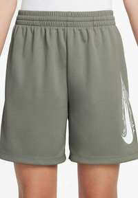 Olijf groene, gestructureerde sportshorts met een elastische tailleband en een wit logo-ontwerp, met een knielange snit en omgerolde randen.