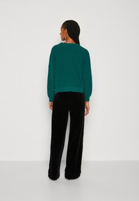 Anna Field Strikkegenser - green