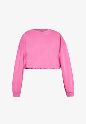 Roze cropped sweatshirt met lange mouwen en een ribbelrand. "Voel de goede vibes" geborduurd in multiculturele tekst nabij de halslijn.