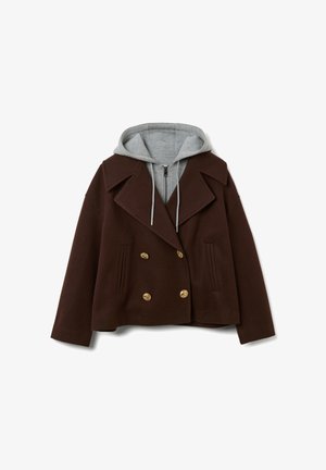 Abrigo marino marrón de doble botonadura con botones dorados, amplio cuello y una capucha gris desmontable, confeccionado en un material texturizado similar a la lana.