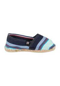 Espadrille rayée avec une tige en tissu bleu, comprenant des nuances de marine, bleu clair et rouge. Semelle en jute avec une finition texturée.