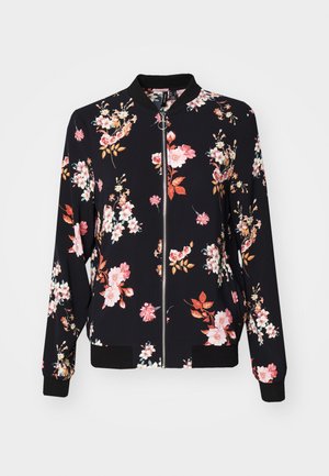 Veste bomber en tissu noir avec motif floral présentant des fleurs roses, blanches et oranges ; poignets, col et taille côtelés ; fermeture éclair à l'avant.