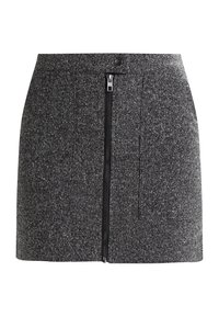 Jupe mini en tweed gris avec une fermeture éclair à l'avant, affichant une texture lisse et un design légèrement structuré. Comprend un détail bouton à la taille.
