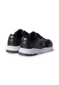 Czarno-szare sneakersy Champion z białymi podeszwami, siateczkowymi i syntetycznymi cholewkami, widocznym logo z boku i z tyłu, pokazane z tyłu i z boku.