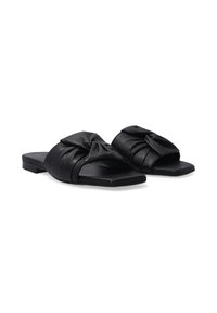 Sorte læder slide-sandaler med et knyttet overdesign, flad sål og åben tå. Teksturen virker glat med en afdæmpet finish.