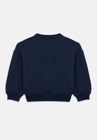 Tengerészkék színű, rövid fazonú pulóver puha anyagból; kerek nyakkivágással, hosszú ujjakkal és bordázott mandzsettával valamint szegéllyel.