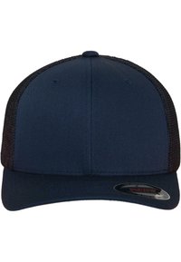 Sötétkék baseball sapka, amelynek elülső része egy egységes anyagból készült, hátul pedig fekete hálós rész található, ívelt napellenzővel és logó matricával a napellenző szélén.