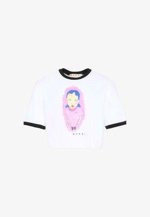 Witte cropped t-shirt met zwarte geribbelde kraag en mouwranden. Heeft een kleurrijke afbeelding van een meisje met roze en blauwe haren en een bedrukte merknaam.