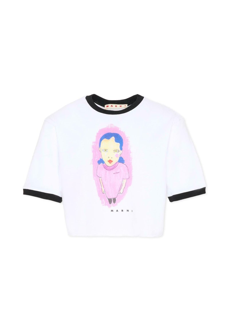 Biały przycięty t-shirt z czarnym prążkowanym kołnierzykiem i krawędziami rękawów. Na przodzie kolorowa grafika przedstawiająca dziewczynę z różowymi i niebieskimi włosami oraz nadrukowaną nazwą marki.