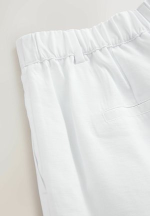 Weiße Hosen mit elastischem Bund, Gürtelschlaufen und Seitentasche, aus leichtem Stoff gefertigt.