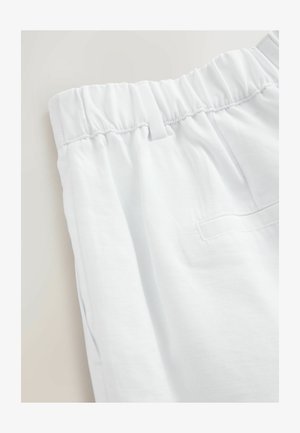 Weiße Hosen mit elastischem Bund, Gürtelschlaufen und Seitentasche, aus leichtem Stoff gefertigt.