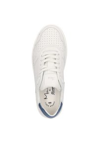 Weiße Sneaker mit perforiertem Obermaterial, Schnürverschluss und blauen Akzenten an der Ferse. Verfügt über eine strukturierte Sohle und ein Markenlogo auf der Zunge.