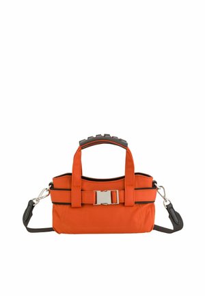 Pequeño bolso naranja con correa negra para el hombro desmontable, dos asas y cierre frontal de hebilla plateada.