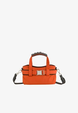 Pequeño bolso naranja con correa negra para el hombro desmontable, dos asas y cierre frontal de hebilla plateada.