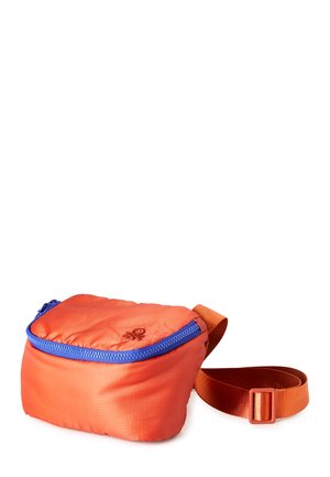 Marsupio arancione compatto con cerniera blu e tracolla regolabile, realizzato in tessuto leggero, isolato su sfondo bianco.