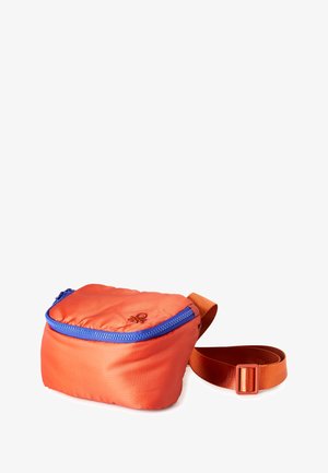 Riñonera compacta naranja con cremallera azul y correa ajustable, fabricada con tela ligera, aislada sobre fondo blanco.