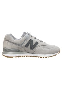 Baskets en suède gris avec un embout arrondi, des accents texturés et un logo "N" gris bien en vue. Elles présentent une semelle intermédiaire gris clair et une semelle en gomme.