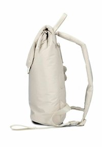 Sac à dos beige clair avec un tissu doux et texturé, fermeture enroulable, bretelles ajustables et une poche latérale. Design minimaliste.