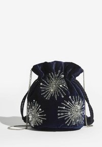 Marineblå fløjlspose med snøre og sølvstjernedekorationer, flettet snor og kæderem. Blød tekstur og rundformet.