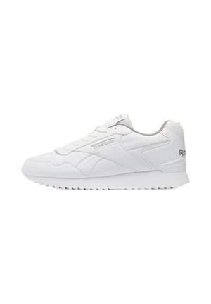 Zapatilla baja blanca de Reebok con cierre de cordones, logo lateral bordado, cuello acolchado y suela blanca estriada.
