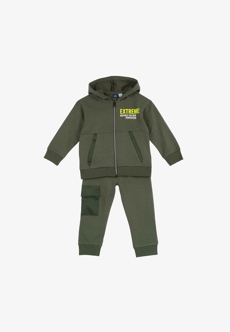 Survêtement enfant vert olive avec veste à capuche zippée portant le texte jaune « EXTREME » et pantalon assorti avec poche latérale.