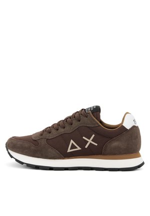 Sneaker sportive marroni che presentano un mix di pelle scamosciata e tessuto, accenti del logo geometrico, dettaglio bianco sul tallone e suola in gomma nera.