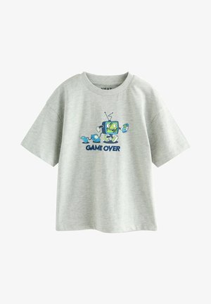 Pilkas trumpomis rankovėmis marškinėliai su žaisminga karikatūrinio televizoriaus personažo grafika ir tekstu "ŽAIDIMAS BAIGIAIS" mėlyna spalva centre.