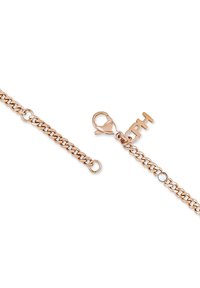 Armband i roséguld med kräftklämma, klar rund ädelsten och bokstavsberlock "CPH" på vit bakgrund.