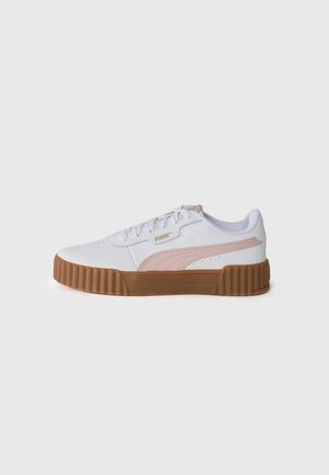 Biały niski sneaker z beżowym paskiem, brązową teksturowaną podeszwą, białymi sznurowadłami oraz złotym logo Puma po boku, pokazany z zewnętrznej strony.