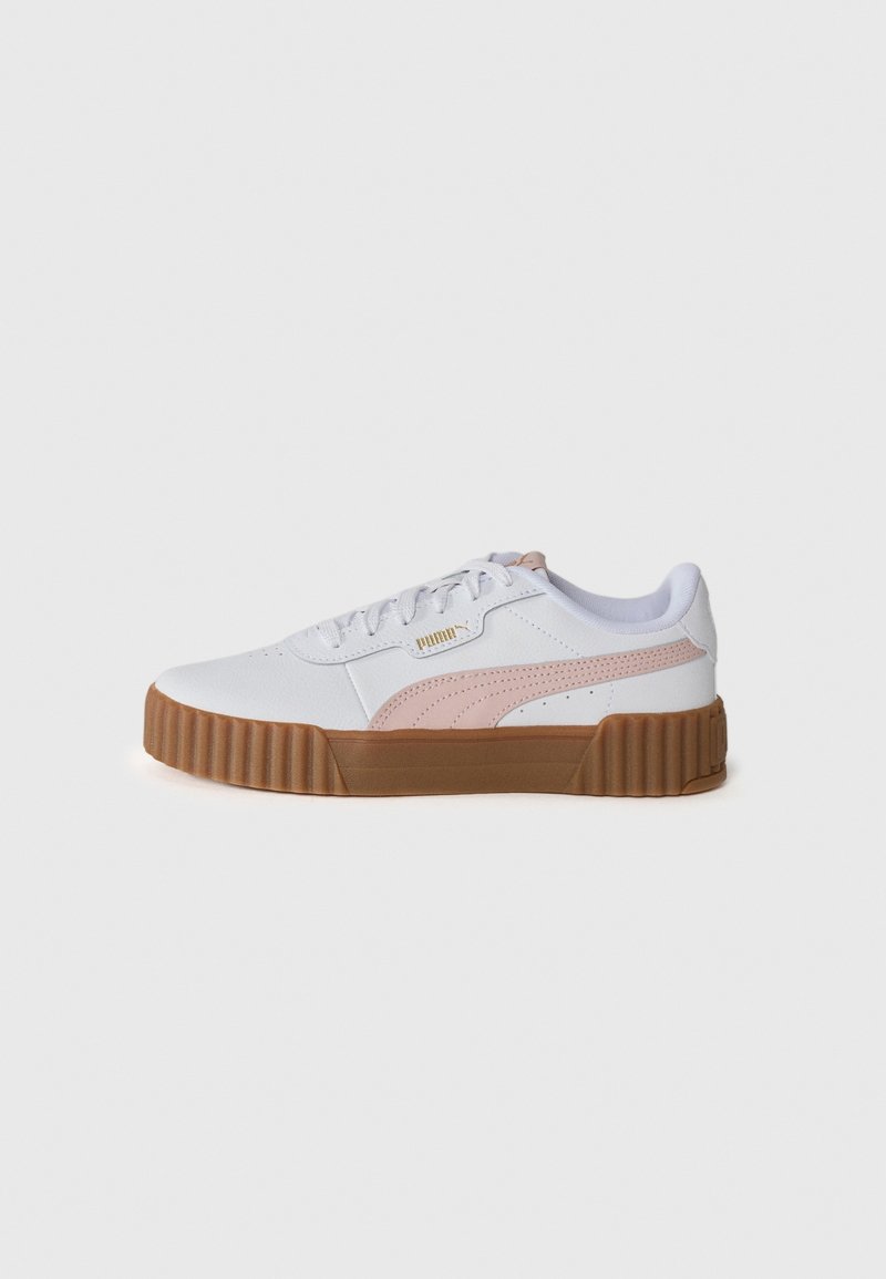 Baskets basses blanches avec une bande beige, semelle texturée marron, lacets blancs et logo Puma doré sur le côté, vues de l'extérieur.