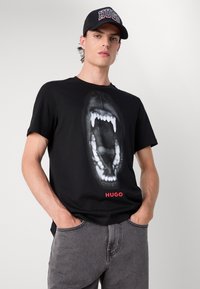 HUGO DAYAKING - T-shirt med print - black