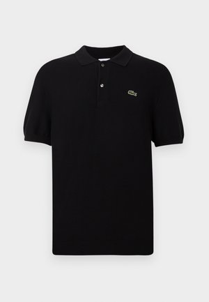 Polo noir en tissu tricoté, doté d'un col classique, de trois boutons et d'un logo de crocodile vert sur le côté gauche. Manches courtes.
