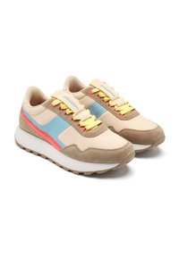 Baskets pour hommes avec une tige en synthétique beige, des accents en suède marron clair, une rayure bleue, des lacets jaune fluo et une semelle épaisse blanche.