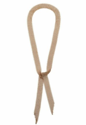 Goudkleurige metalen mesh ketting met een lusvormig ontwerp en twee taps toelopende uiteinden die naar beneden hangen.