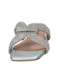 Zilveren muiltjes met hakken, voorzien van een brede, kruislings strap versierd met strass-steentjes en een glanzende metalen neus.