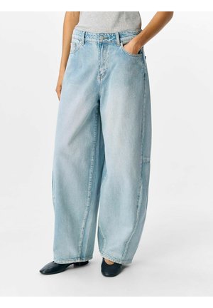 - Wide leg