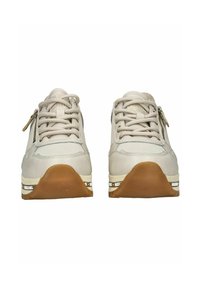 Sneaker beige con tomaia in pelle texturizzata, chiusura con lacci, zip laterale e suola in gomma. Presenta un marchio bianco lungo la suola.