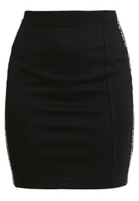 Černá tužková sukně vyrobená z elastického materiálu, s přiléhavým střihem a bílými logovými akcenty podél bočních švů.