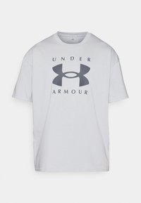 Hvit bomull t-skjorte med et stort grått Under Armour-logo over brystet, med korte ermer og rund hals.