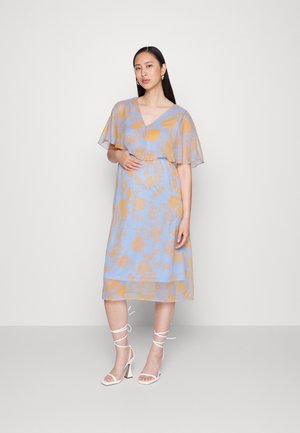 Vestido floral azul claro com mangas curtas e esvoaçantes, decote em V e comprimento até à metade da panturrilha, apresentando padrões florais laranja e um tecido suave e fluido.