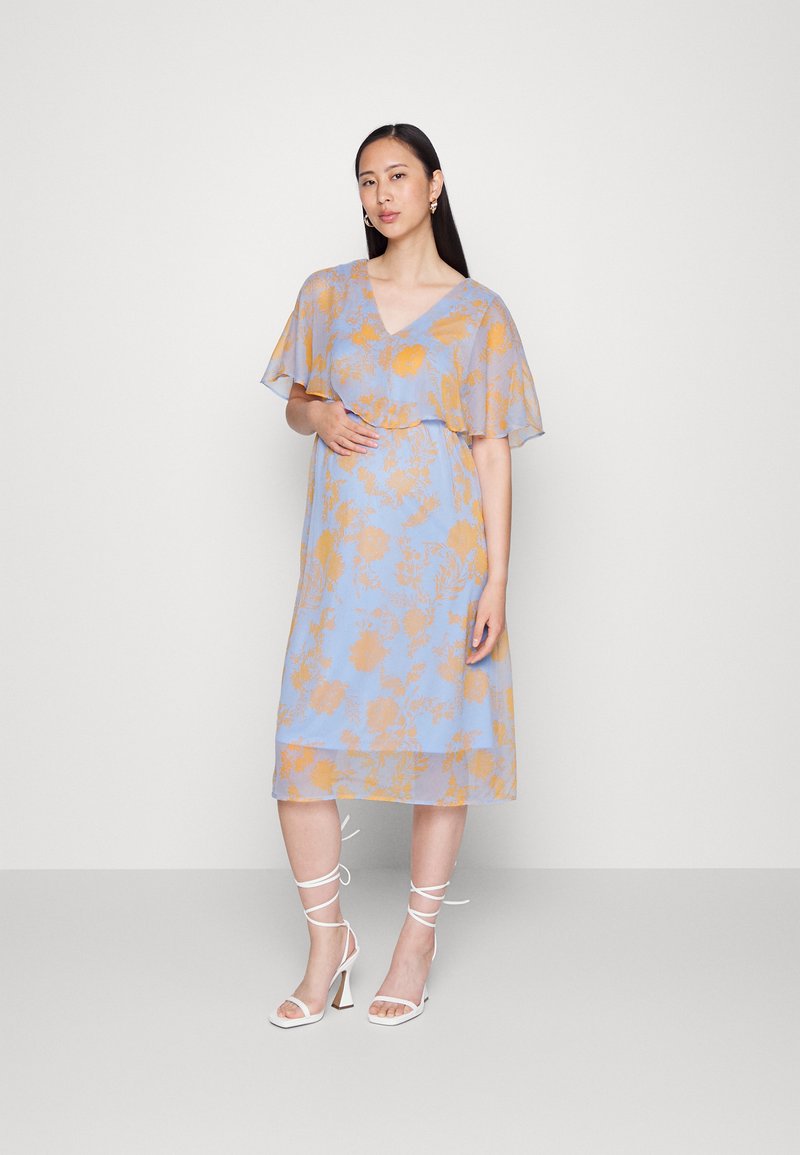 Vestido floral azul claro com mangas curtas e esvoaçantes, decote em V e comprimento até à metade da panturrilha, apresentando padrões florais laranja e um tecido suave e fluido.