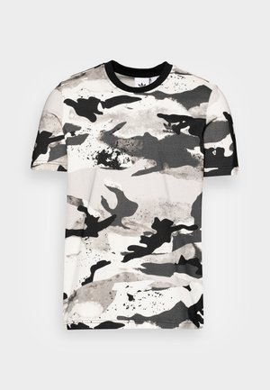 Korte mouw t-shirt in een zwart en grijs camouflagepatroon; gemaakt van zachte stof met een ronde hals en een Adidas-logo op de borst.