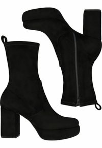 Botas de ante negras hasta la mitad de la pantorrilla con tacones gruesos, plataforma delantera, cremallera lateral y lengüetas en el collar trasero.