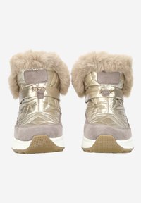 Botas de invierno doradas metálicas con puño de piel sintética, diseño acolchado y suelas de goma. Presentan detalles de ante y cierre seguro con correa.