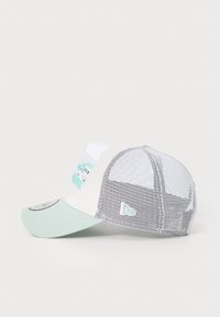 Lastbilfører cap med lys grøn skygge, hvide netpaneler på siden og et broderet design med blå og teal huse på en hvid front.